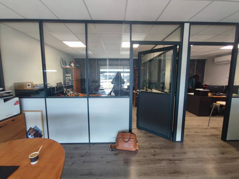 Création d'une cloison industrielle semi-vitrée pour l'un de nos clients dans le Vaucluse.