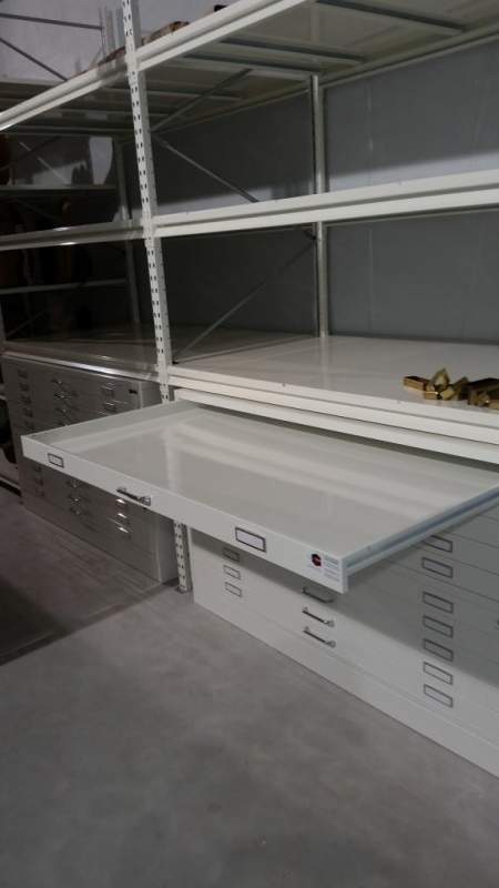 MEUBLE A PLAN SOUS RAYONNAGE