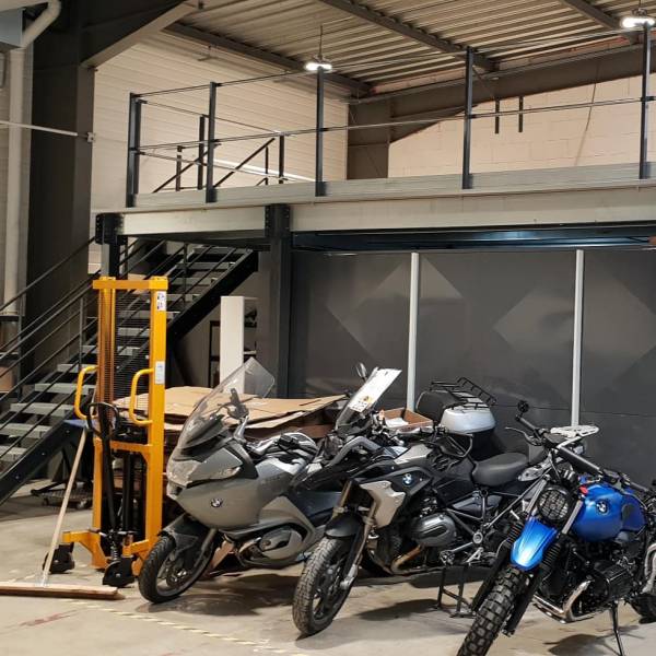 Mezzanine avec cloisons industrielles