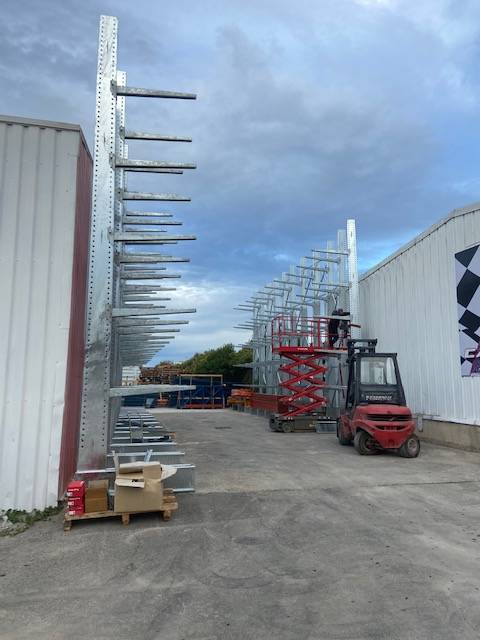 Réalisation de 2 Cantilevers lourd galvanisé, pour un fournisseur de matériaux dans le Gard.