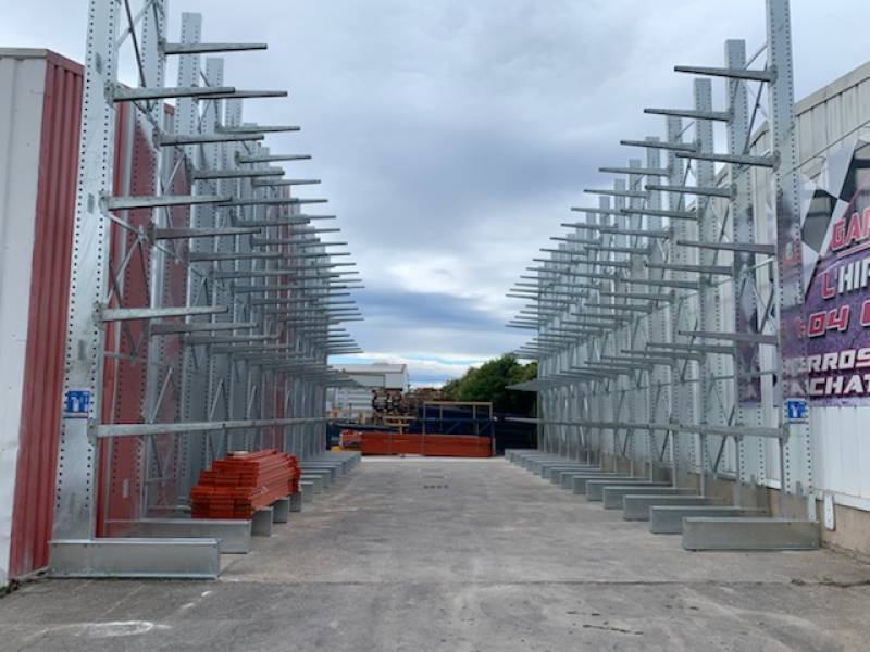 Réalisation de 2 Cantilevers lourd galvanisé, pour un fournisseur de matériaux dans le Gard.