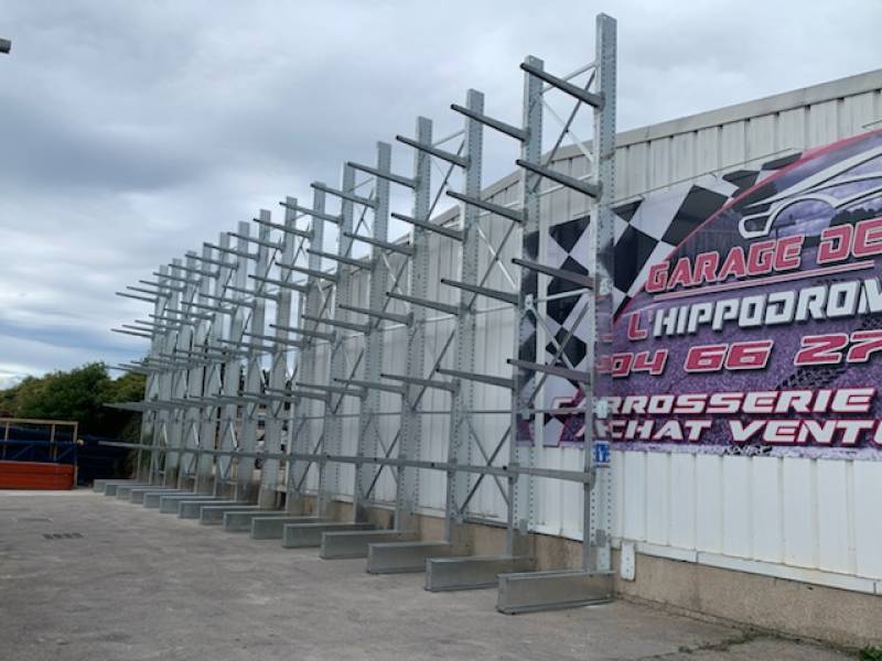Réalisation de 2 Cantilevers lourd galvanisé, pour un fournisseur de matériaux dans le Gard.