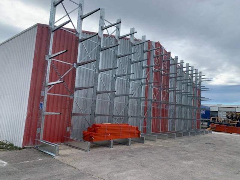 Réalisation de 2 Cantilevers lourd galvanisé, pour un fournisseur de matériaux dans le Gard.