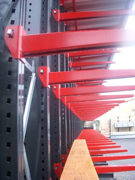 Rayonnage cantilever idéal pour le stockage de charge conséquente.