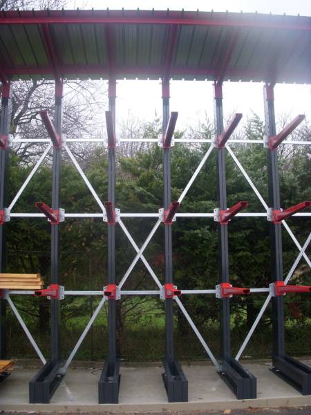 Rayonnage cantilever idéal pour le stockage de charge conséquente.