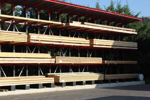 Rayonnage cantilever idéal pour le stockage de charge conséquente.