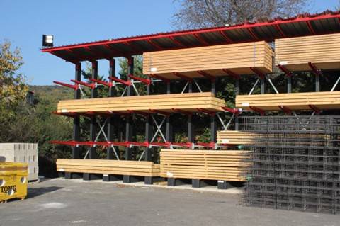 Rayonnage cantilever idéal pour le stockage de charge conséquente.