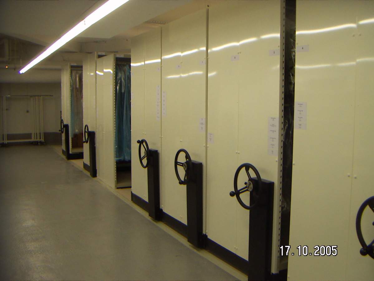 RAYONNAGE MOBILE POUR COSTUMES