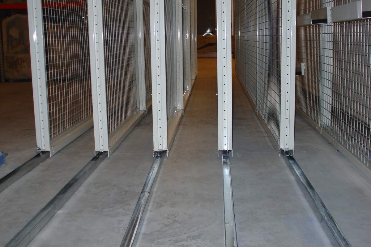 GRILLE A TABLEAU SUR RAILS