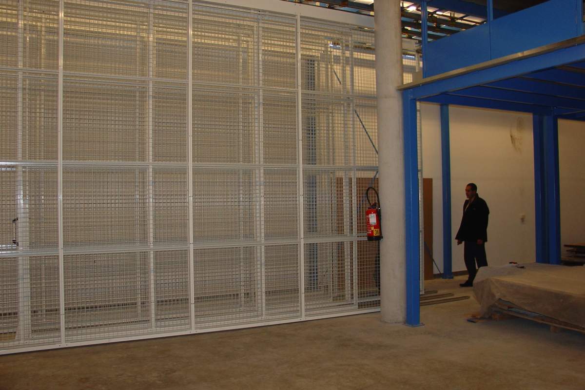 GRILLE A POIGNEE A TABLEAUX SUR RAILS