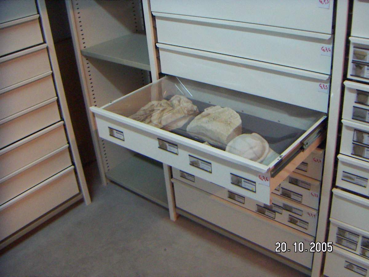 ARMOIRE A TIROIRS OEUVRE D ART