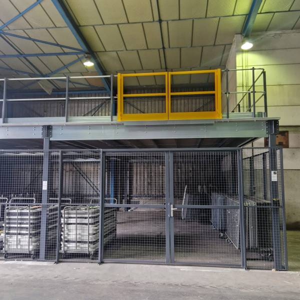 Aménagement de deux plateformes dans un service technique.