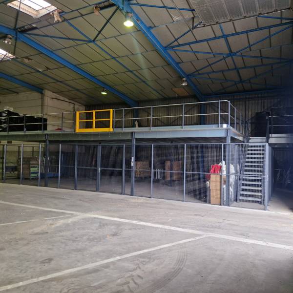 Aménagement de deux plateformes dans un service technique.