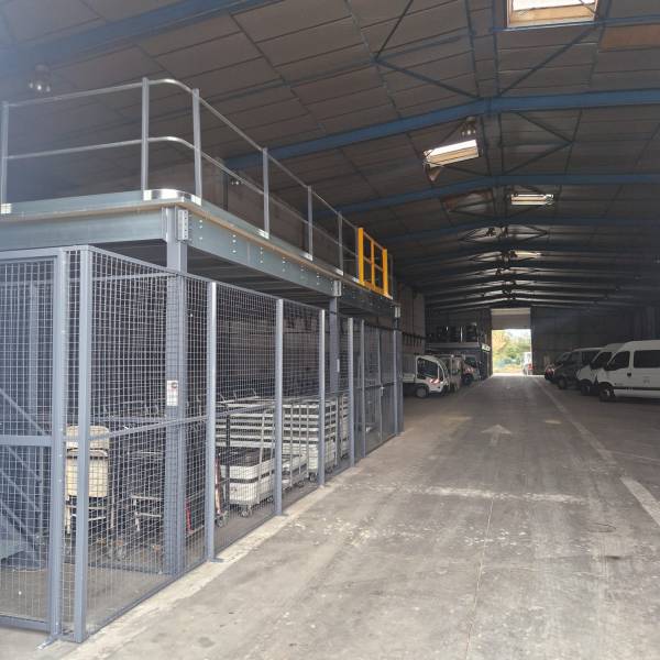 Aménagement de deux plateformes dans un service technique.