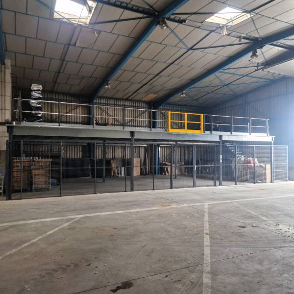 Aménagement de deux plateformes dans un service technique.