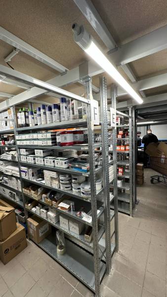 À Carcassonne, un concessionnaire automobile a acquis une superbe plateforme de stockage.