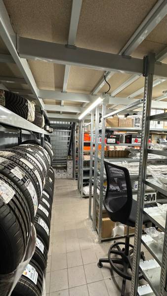 À Carcassonne, un concessionnaire automobile a acquis une superbe plateforme de stockage.