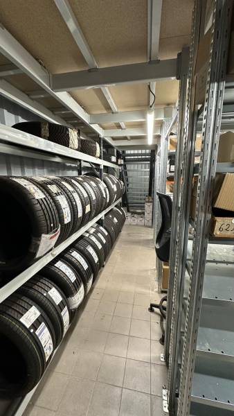 À Carcassonne, un concessionnaire automobile a acquis une superbe plateforme de stockage.