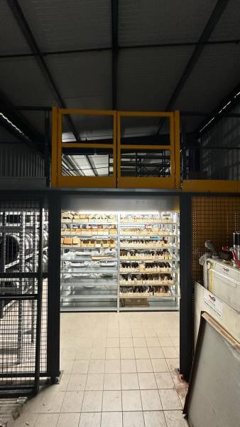 À Carcassonne, un concessionnaire automobile a acquis une superbe plateforme de stockage.