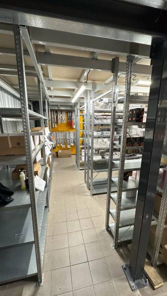 À Carcassonne, un concessionnaire automobile a acquis une superbe plateforme de stockage.