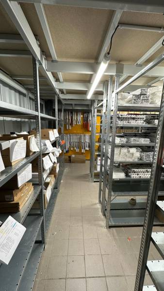 À Carcassonne, un concessionnaire automobile a acquis une superbe plateforme de stockage.