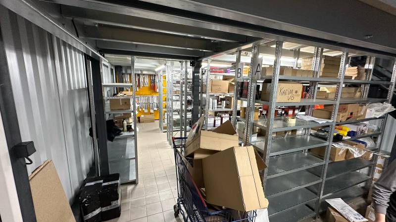 À Carcassonne, un concessionnaire automobile a acquis une superbe plateforme de stockage.