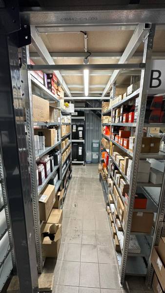 À Carcassonne, un concessionnaire automobile a acquis une superbe plateforme de stockage.