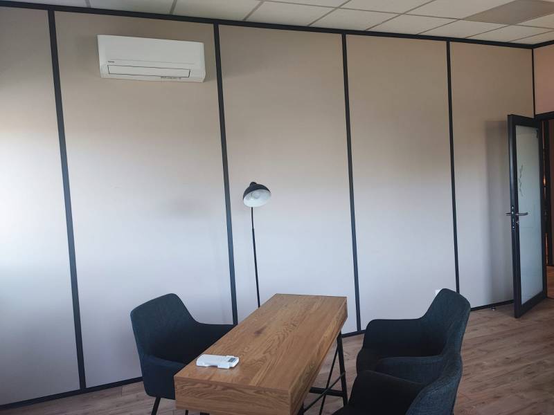 Mise en place de cloisons pleines et semi-vitrées pour un centre médical à Avignon, dans le Vaucluse.