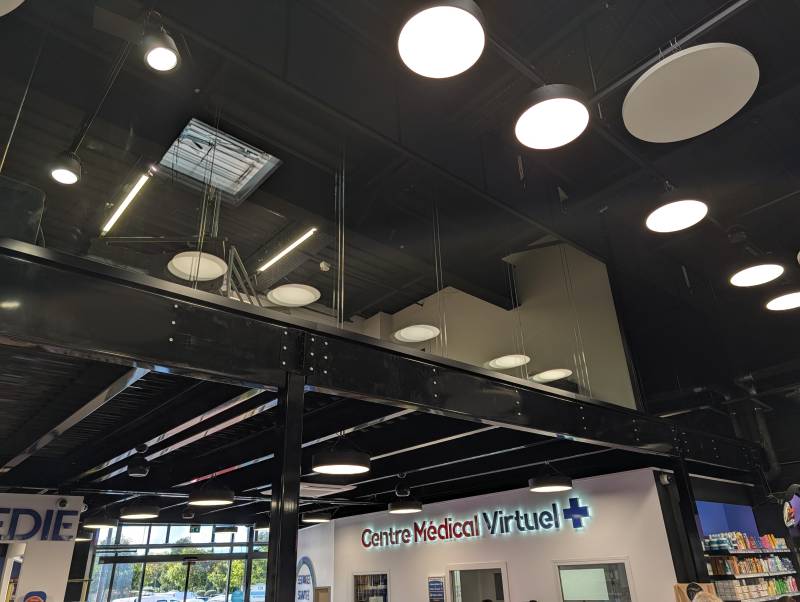 plateforme avec cloisons vitrées