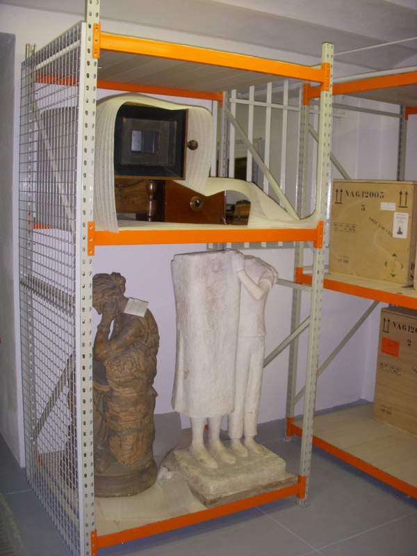 RAYONNAGE POUR STATUES A LA VERTICALE