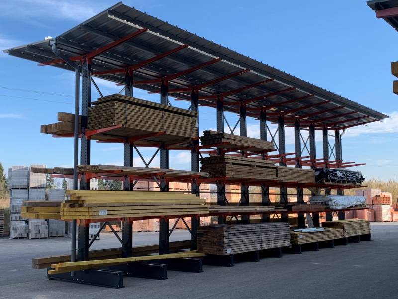 Rayonnage cantilever idéal pour le stockage de charge conséquente.