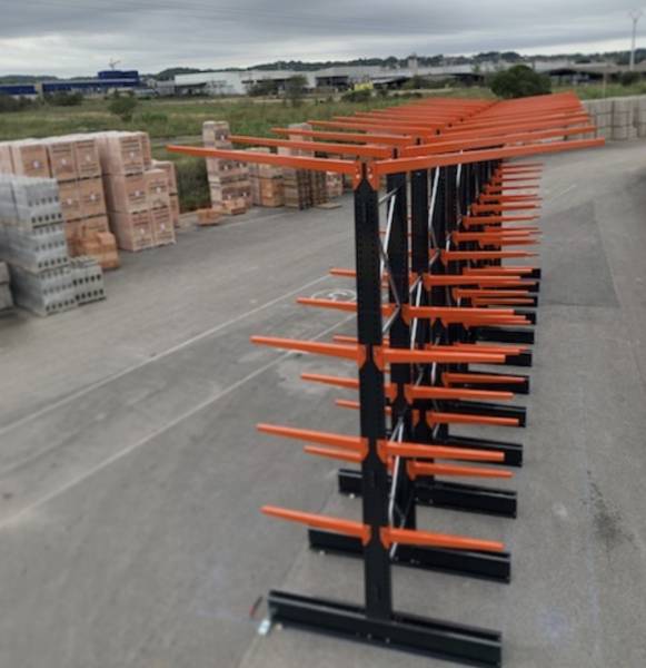 Montage d'un cantilever exterieur pour magasin de bricolage dans le Vaucluse